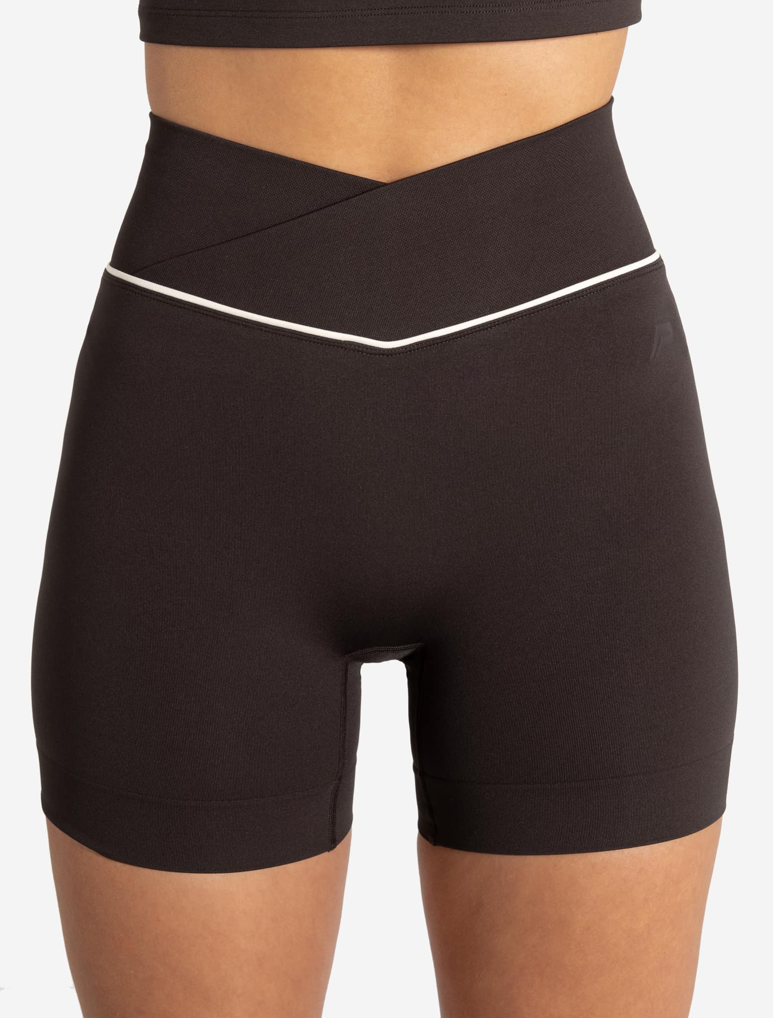 Sculpt Seamless Scrunch Shorts - Espresso/Marshmallow - Image 3