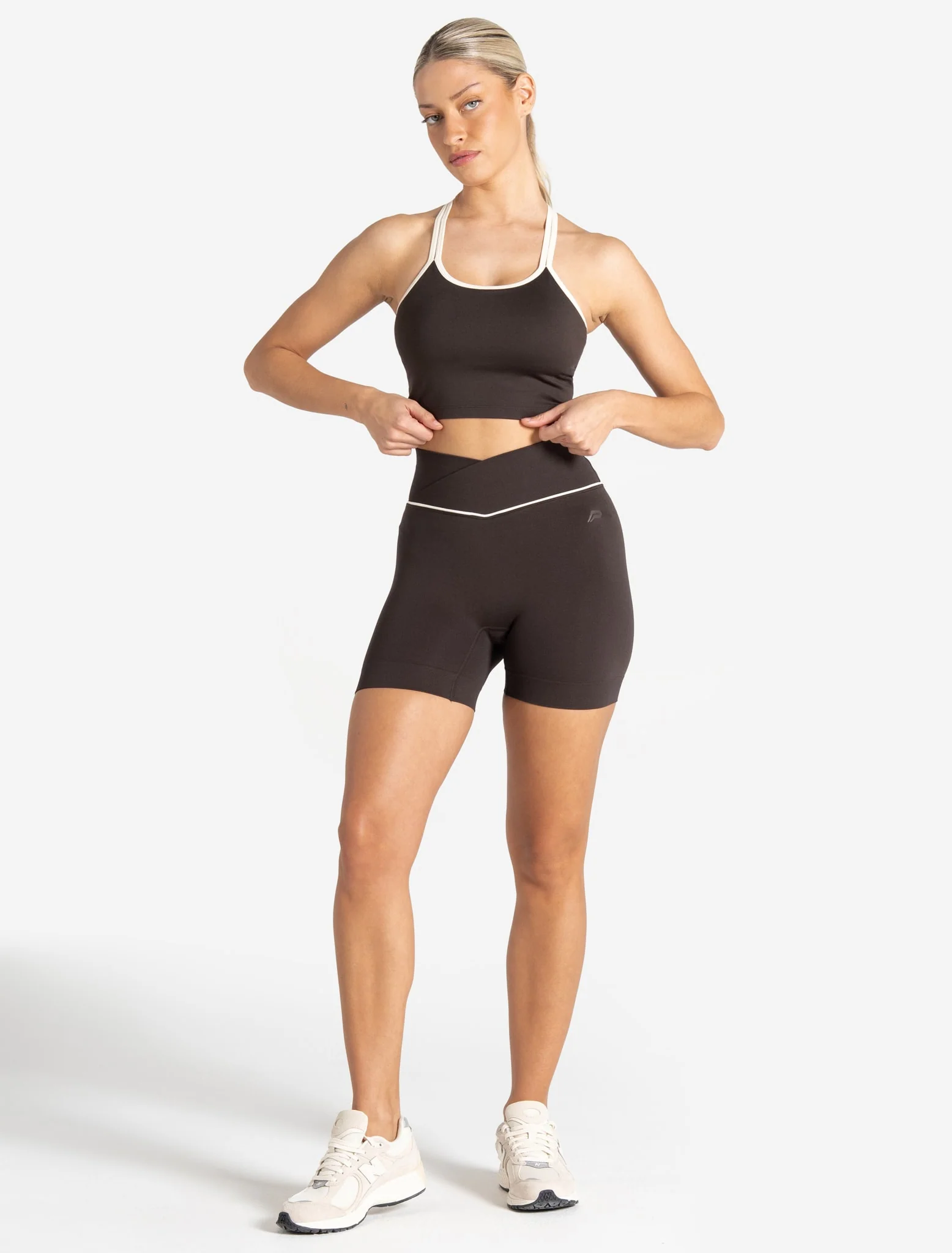 Sculpt Seamless Scrunch Shorts - Espresso/Marshmallow - Image 5